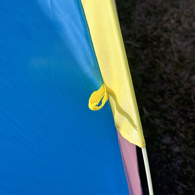 Buntes faltbares Zelt für Kinder im Freien