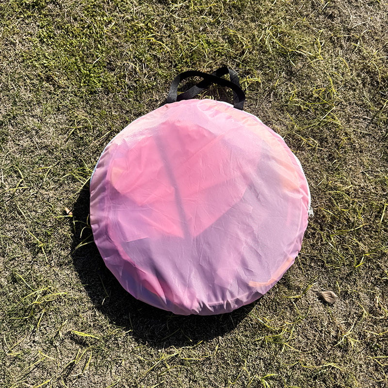 Buntes faltbares Zelt für Kinder im Freien