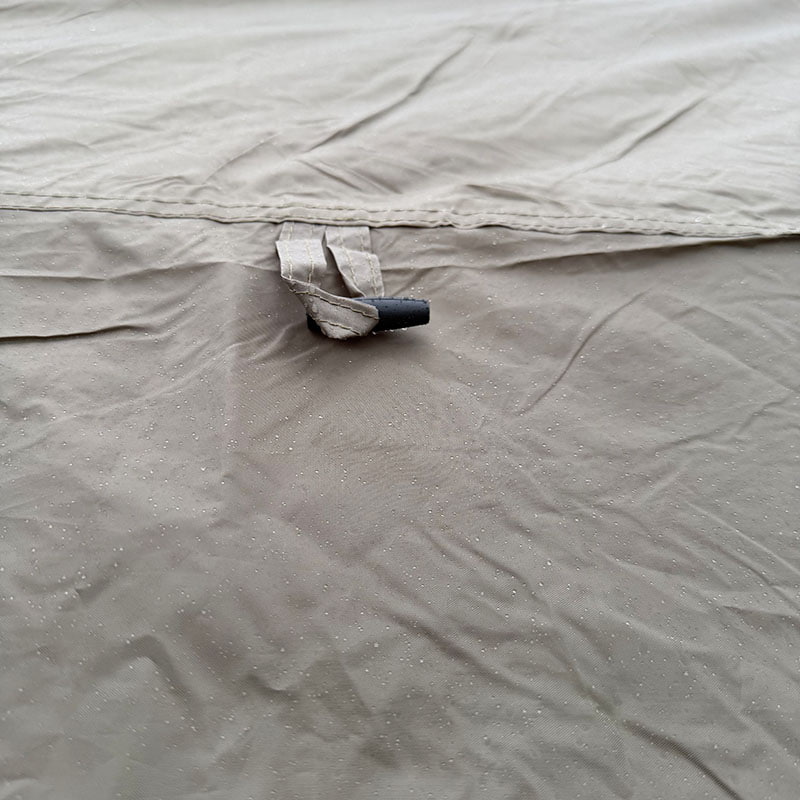 Doppelschichtiges Outdoor-Campingzelt, das an der Rückseite eines Fahrzeugs befestigt werden kann