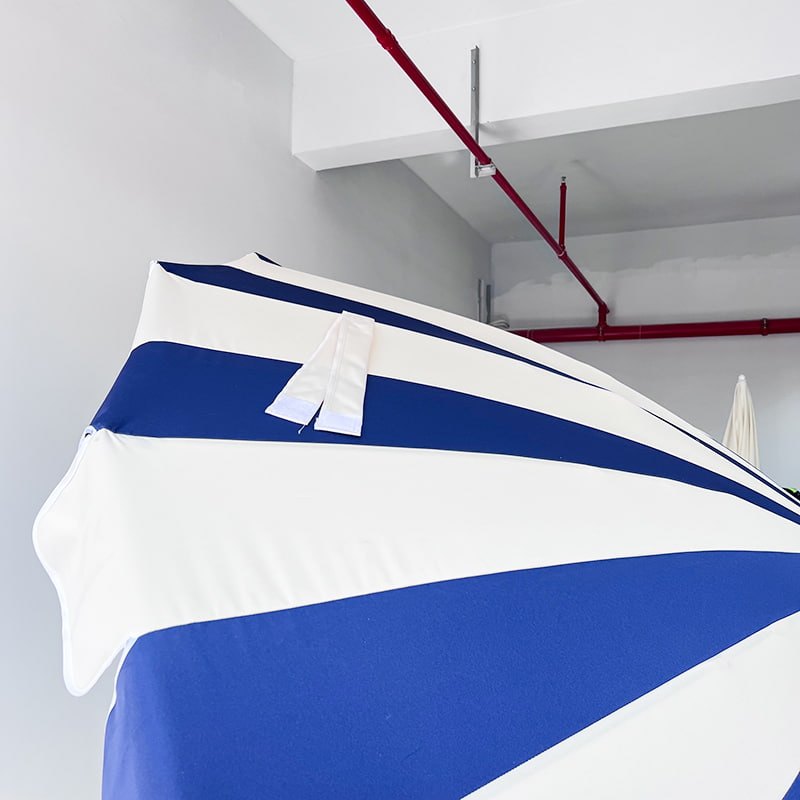 2,5 m langer blau-weißer Patchwork-Pagodenschirm