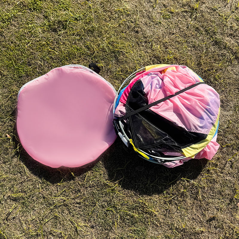 Buntes faltbares Zelt für Kinder im Freien