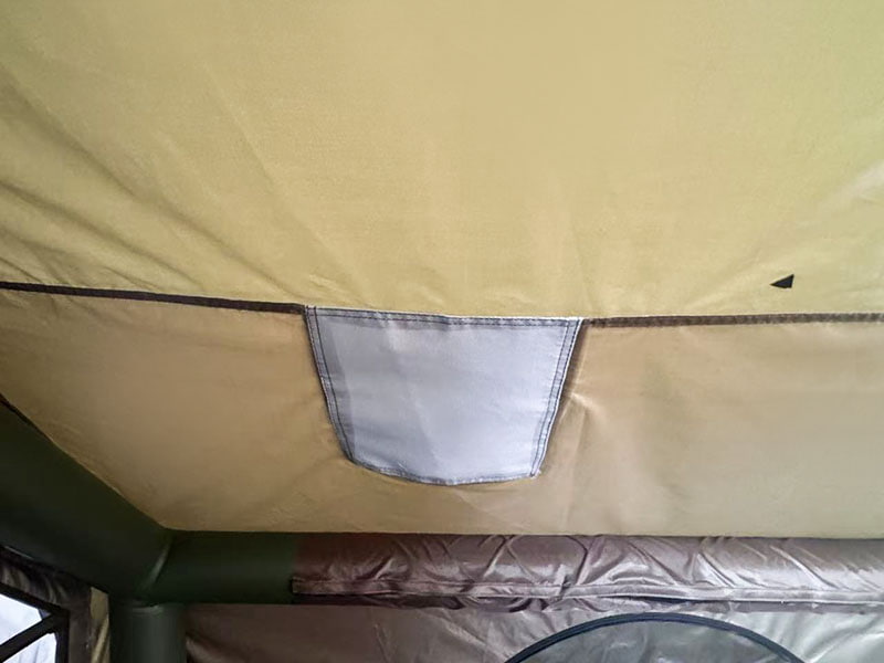 Kleines aufblasbares Campingzelt in Militärgrün Kleines aufblasbares Campingzelt in Militärgrün