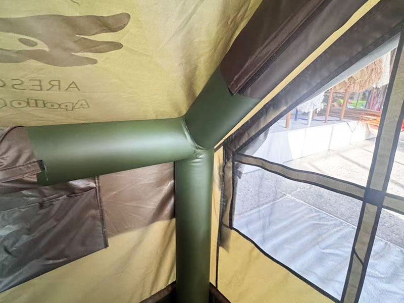Kleines aufblasbares Campingzelt in Militärgrün Kleines aufblasbares Campingzelt in Militärgrün