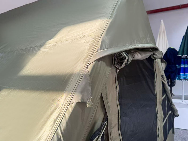 Kleines aufblasbares Campingzelt in Militärgrün Kleines aufblasbares Campingzelt in Militärgrün