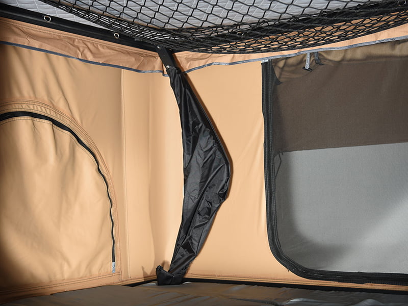 Campingzelt auf dem Dach mit Leiter Campingzelt auf dem Dach mit Leiter