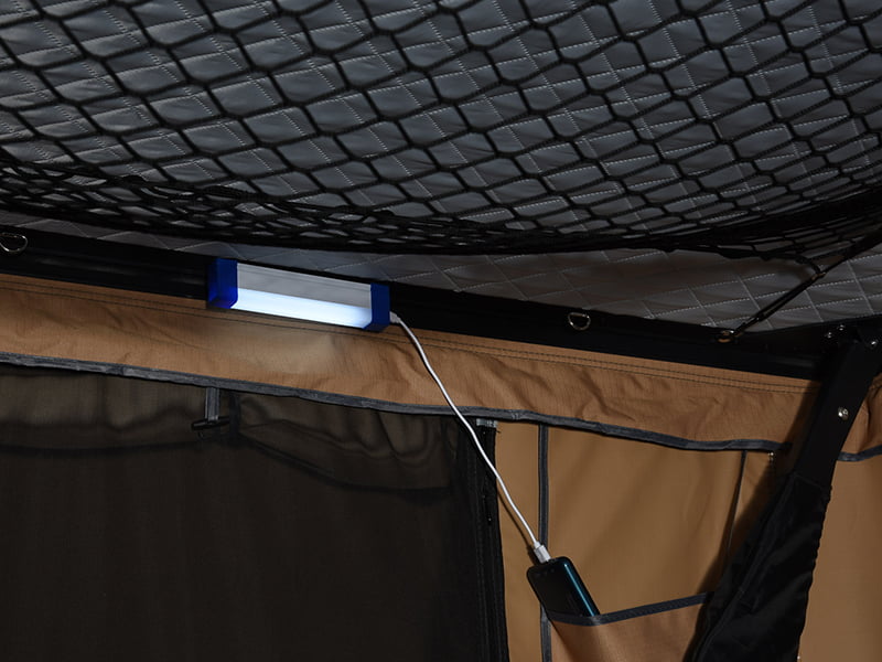 Campingzelt auf dem Dach mit Leiter Campingzelt auf dem Dach mit Leiter