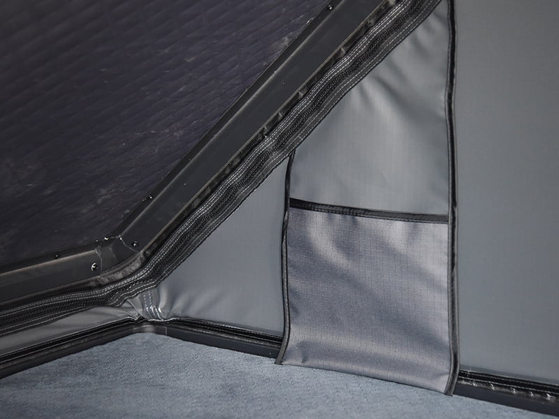 Campingzelt auf dem Dach mit Leiter Campingzelt auf dem Dach mit Leiter