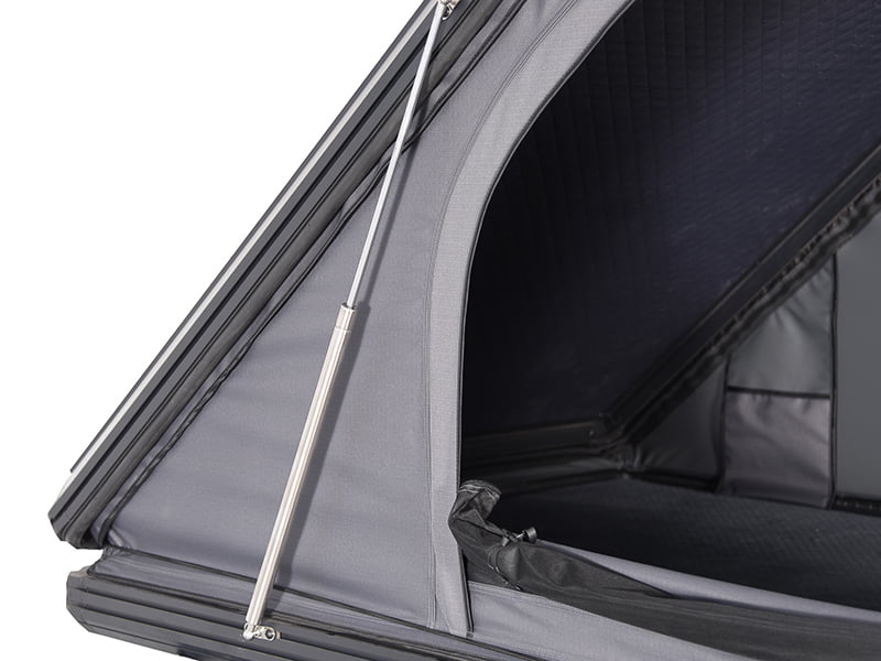 Campingzelt auf dem Dach mit Leiter Campingzelt auf dem Dach mit Leiter