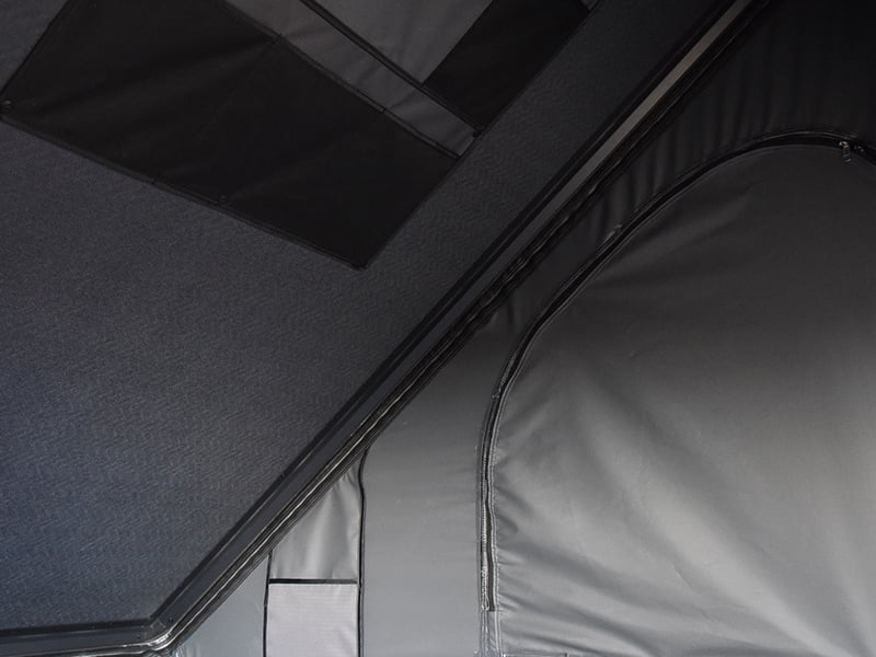 Campingzelt auf dem Dach mit Leiter Campingzelt auf dem Dach mit Leiter