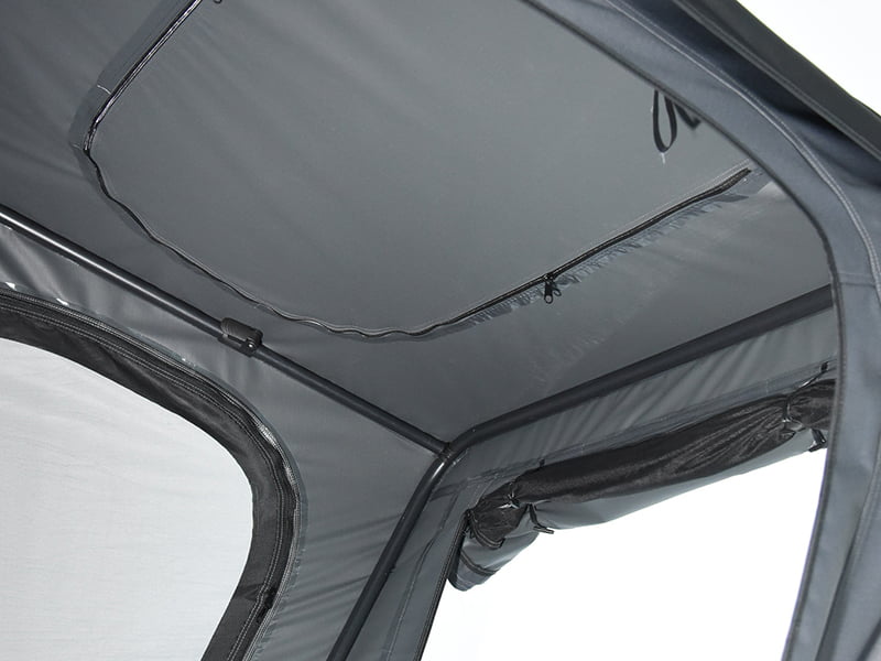 Campingzelt auf dem Dach mit Leiter Campingzelt auf dem Dach mit Leiter