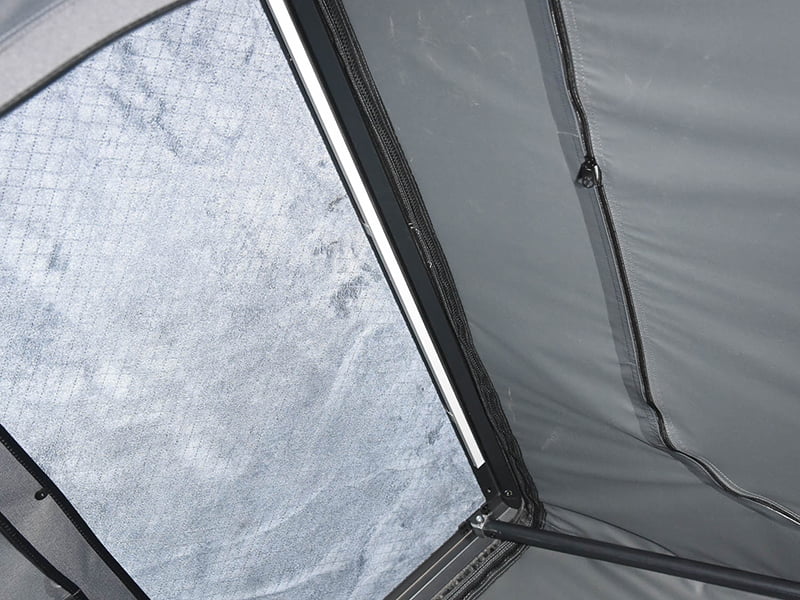 Campingzelt auf dem Dach mit Leiter Campingzelt auf dem Dach mit Leiter