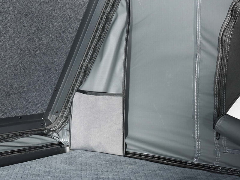 Campingzelt auf dem Dach mit Leiter Campingzelt auf dem Dach mit Leiter