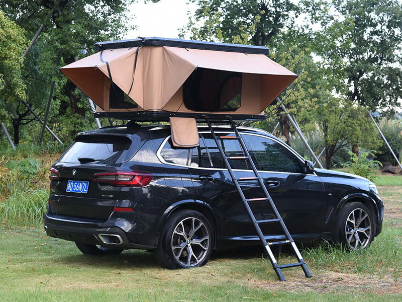 Campingzelt auf dem Dach mit Leiter Campingzelt auf dem Dach mit Leiter