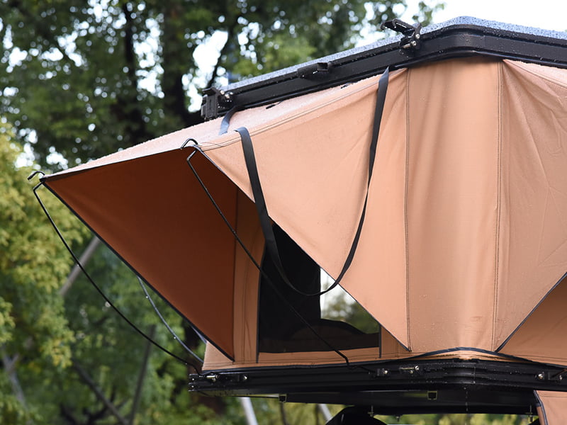 Campingzelt auf dem Dach mit Leiter Campingzelt auf dem Dach mit Leiter