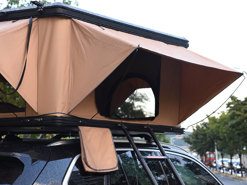 Campingzelt auf dem Dach mit Leiter Campingzelt auf dem Dach mit Leiter