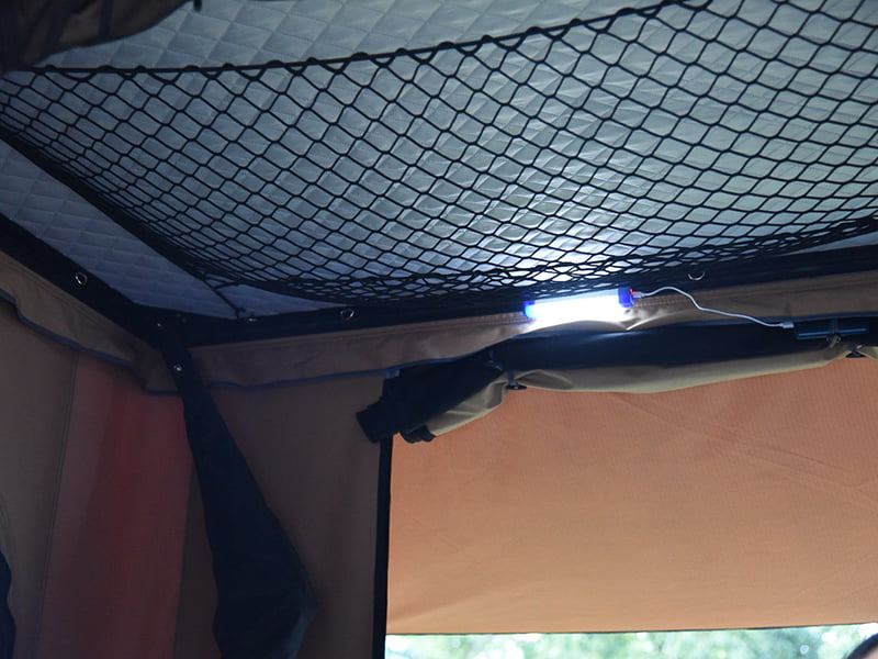 Campingzelt auf dem Dach mit Leiter Campingzelt auf dem Dach mit Leiter