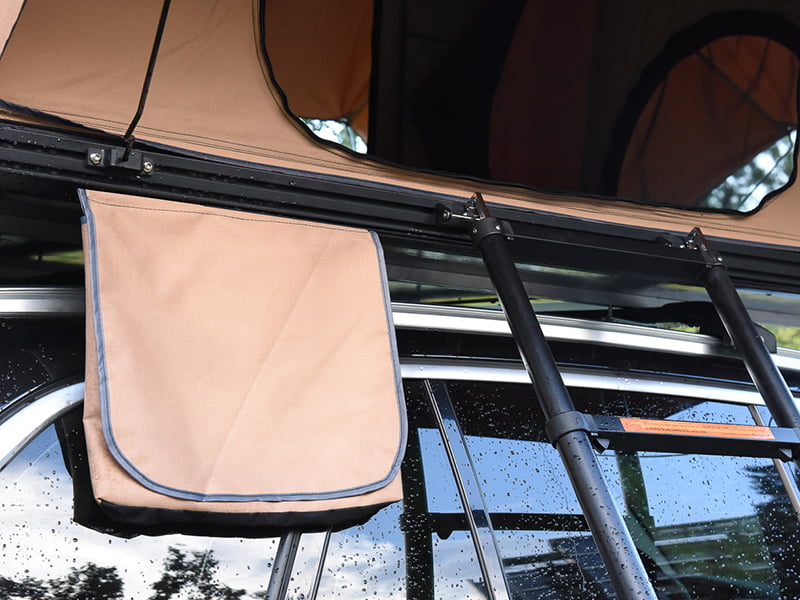 Campingzelt auf dem Dach mit Leiter Campingzelt auf dem Dach mit Leiter