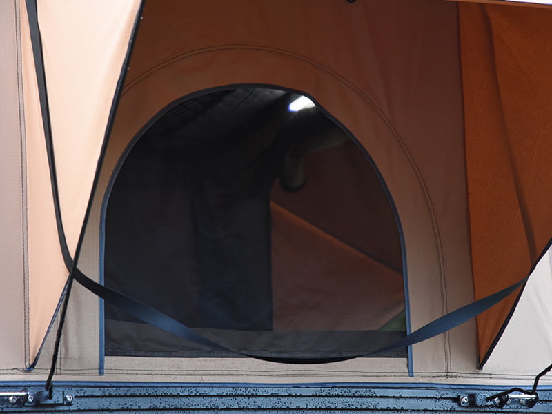 Campingzelt auf dem Dach mit Leiter Campingzelt auf dem Dach mit Leiter