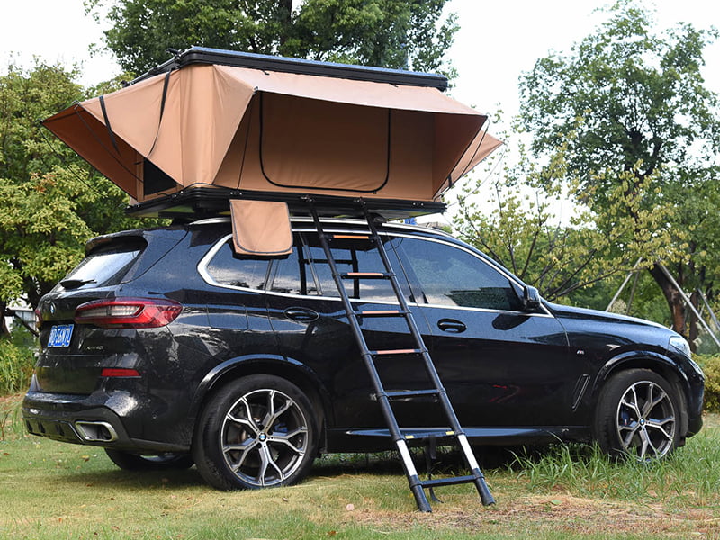 Campingzelt auf dem Dach mit Leiter Campingzelt auf dem Dach mit Leiter
