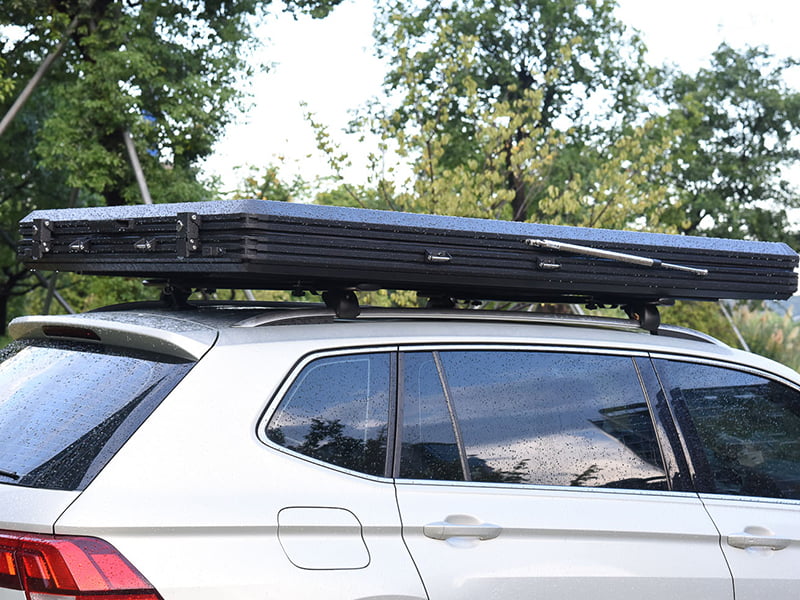 Campingzelt auf dem Dach mit Leiter Campingzelt auf dem Dach mit Leiter