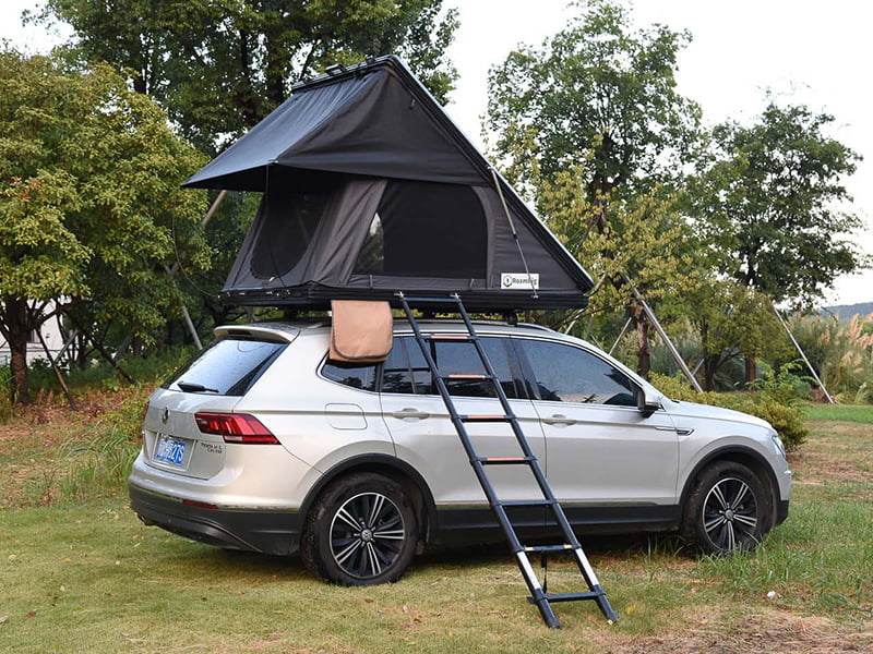 Campingzelt auf dem Dach mit Leiter Campingzelt auf dem Dach mit Leiter