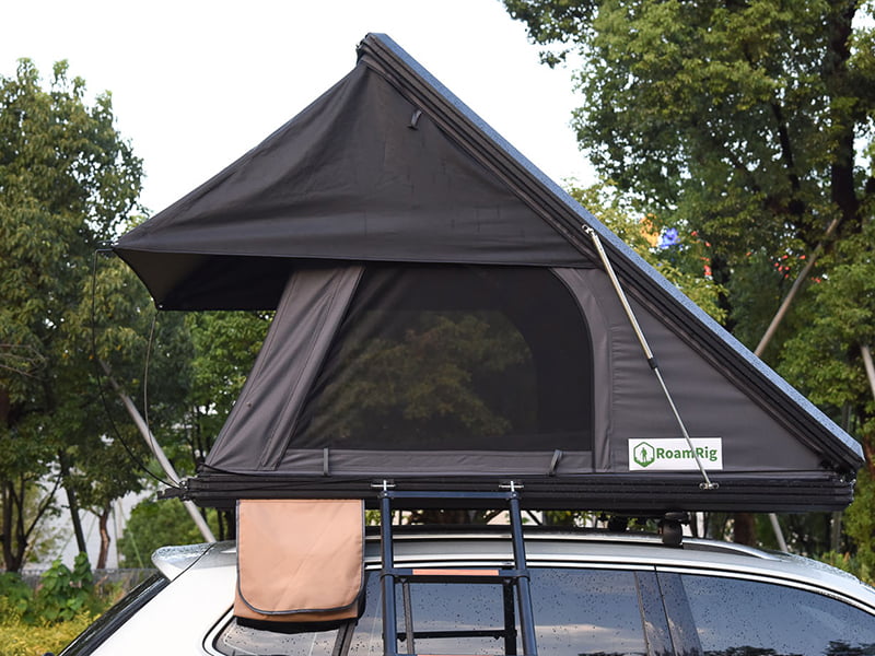 Campingzelt auf dem Dach mit Leiter Campingzelt auf dem Dach mit Leiter