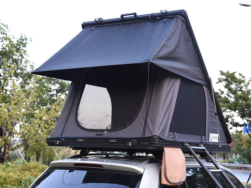 Campingzelt auf dem Dach mit Leiter Campingzelt auf dem Dach mit Leiter