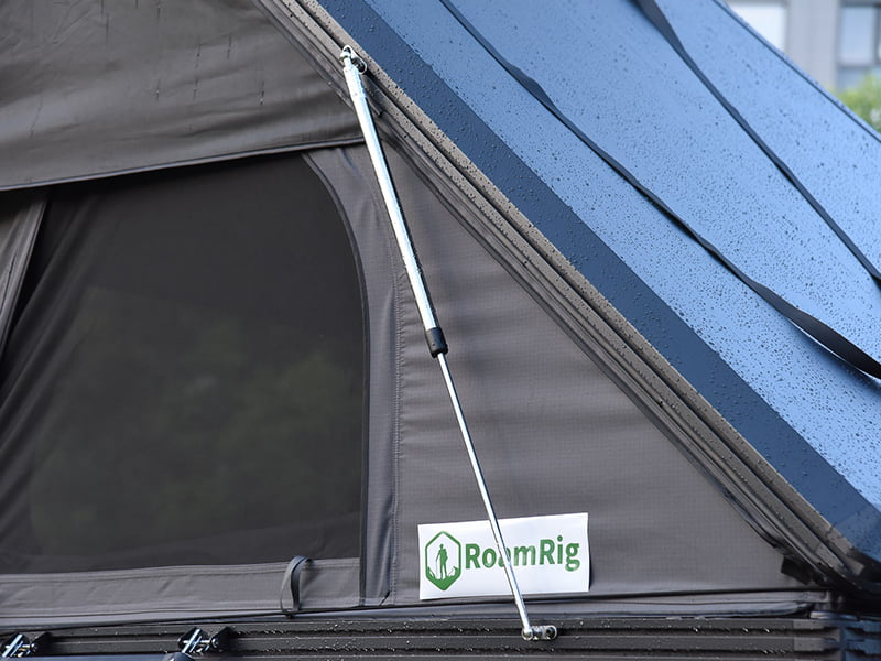 Campingzelt auf dem Dach mit Leiter Campingzelt auf dem Dach mit Leiter