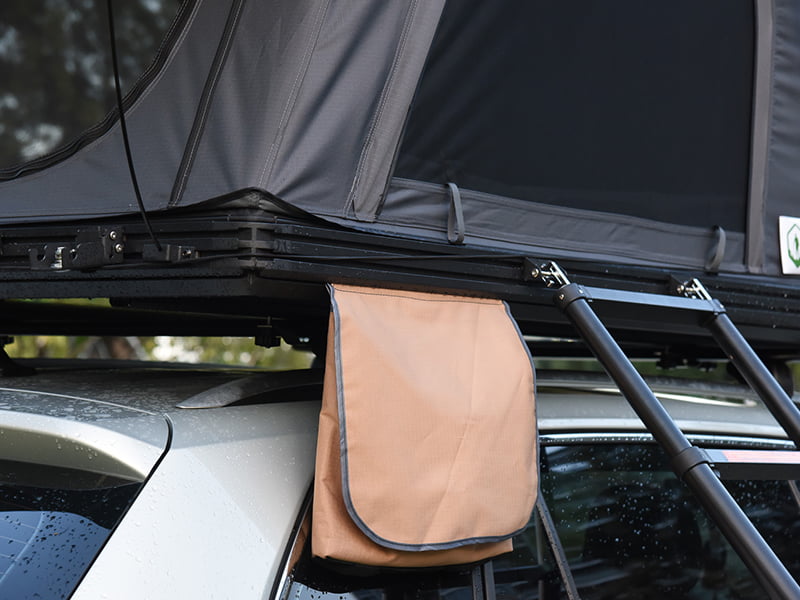 Campingzelt auf dem Dach mit Leiter Campingzelt auf dem Dach mit Leiter