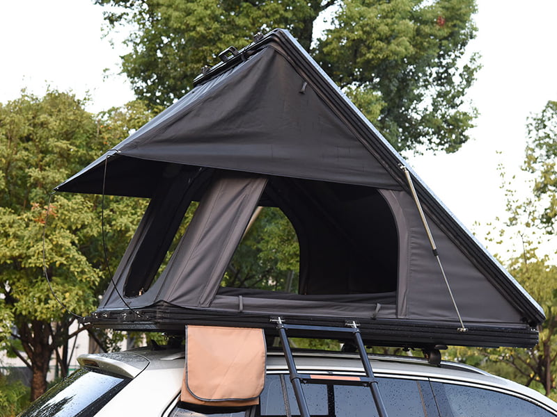 Campingzelt auf dem Dach mit Leiter Campingzelt auf dem Dach mit Leiter