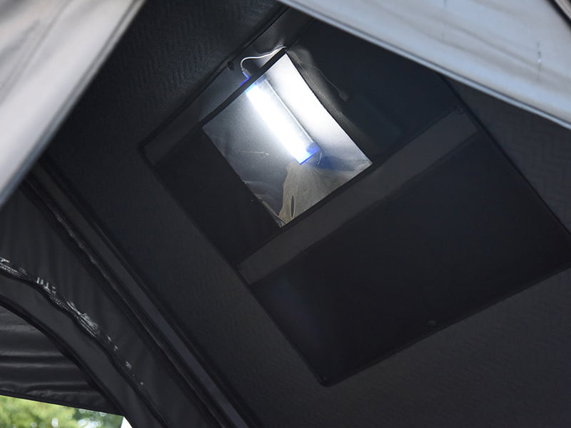 Campingzelt auf dem Dach mit Leiter Campingzelt auf dem Dach mit Leiter