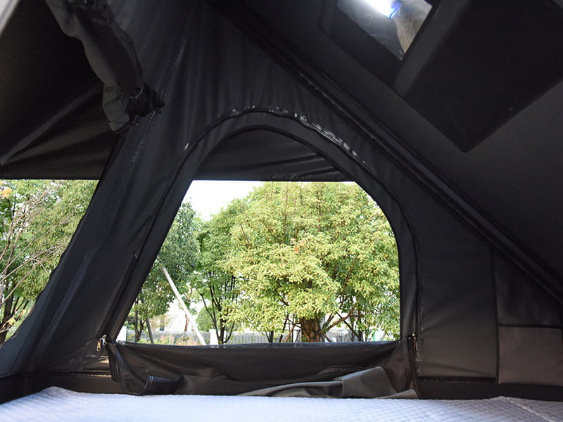Campingzelt auf dem Dach mit Leiter Campingzelt auf dem Dach mit Leiter
