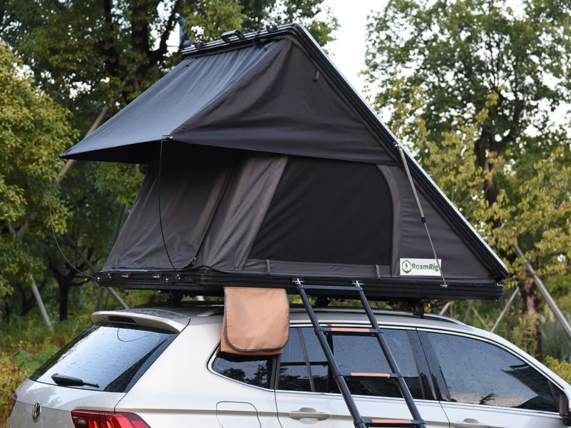 Campingzelt auf dem Dach mit Leiter Campingzelt auf dem Dach mit Leiter
