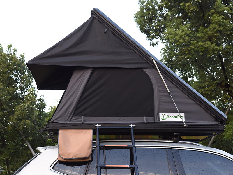 Campingzelt auf dem Dach mit Leiter Campingzelt auf dem Dach mit Leiter