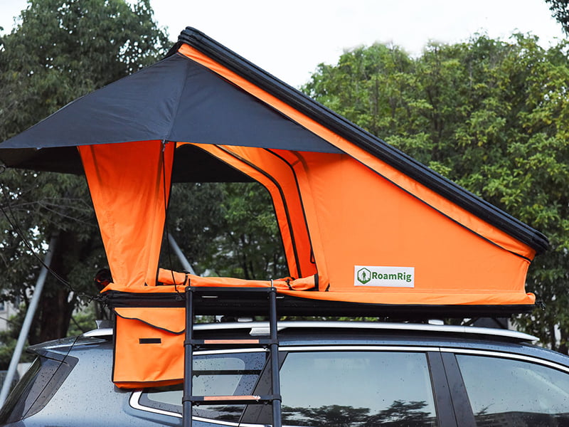 Campingzelt auf dem Dach mit Leiter Campingzelt auf dem Dach mit Leiter