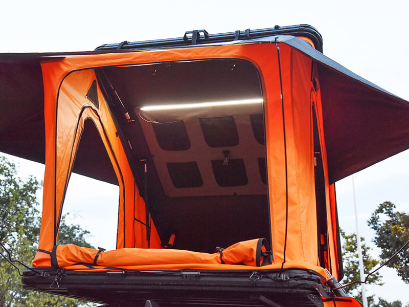Campingzelt auf dem Dach mit Leiter Campingzelt auf dem Dach mit Leiter