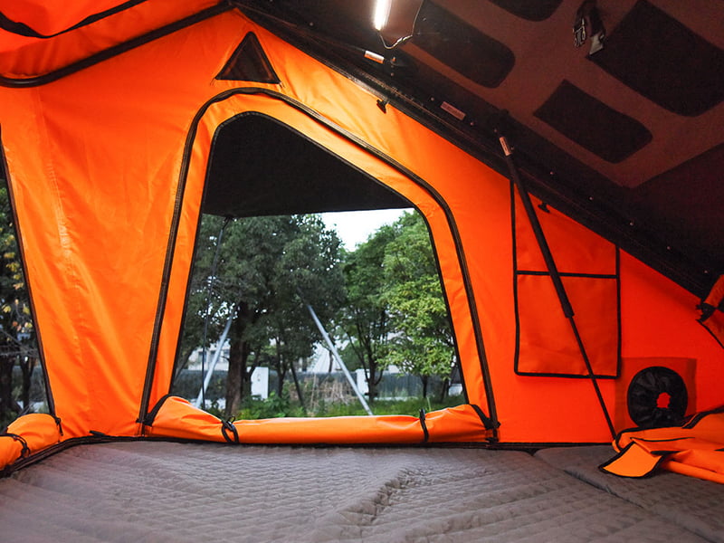 Campingzelt auf dem Dach mit Leiter Campingzelt auf dem Dach mit Leiter