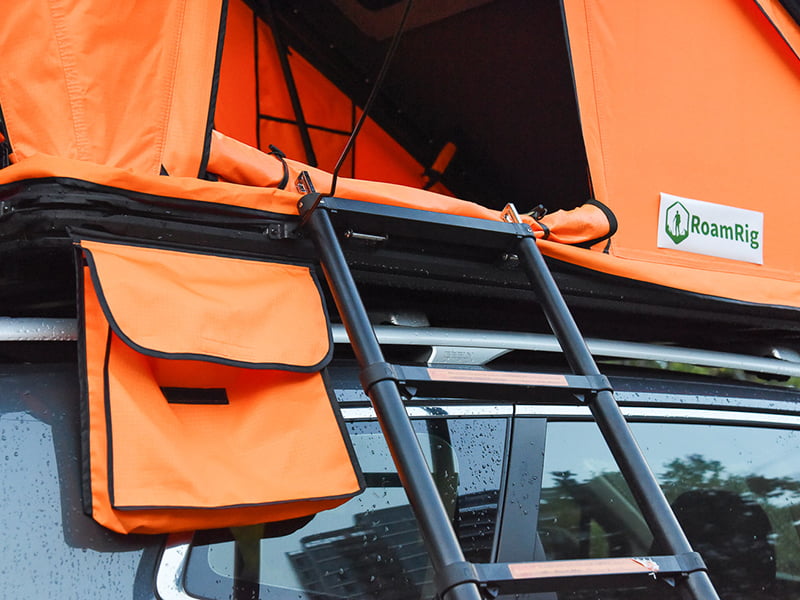 Campingzelt auf dem Dach mit Leiter Campingzelt auf dem Dach mit Leiter