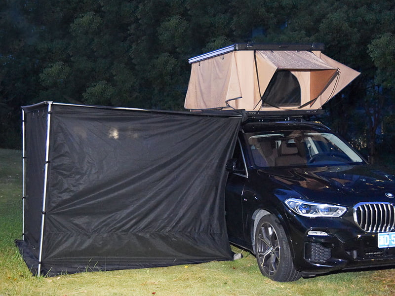 Campingzelt auf dem Dach mit Leiter Campingzelt auf dem Dach mit Leiter