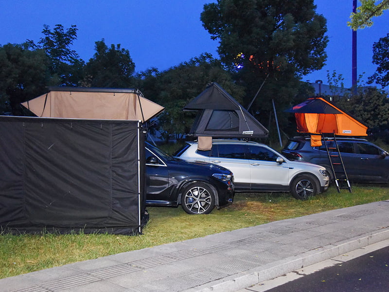 Campingzelt auf dem Dach mit Leiter Campingzelt auf dem Dach mit Leiter