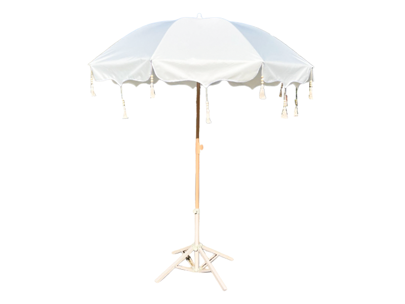 Trendiger Regenschirm mit Retro-Anhänger und Quaste für den Außenbereich